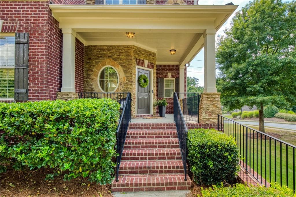 5 bedroom, 4 bathroom, 5,360 sq ft single family residence for sale at 11001 Estates Circle, Alpharetta, GA 30022 — photo 3