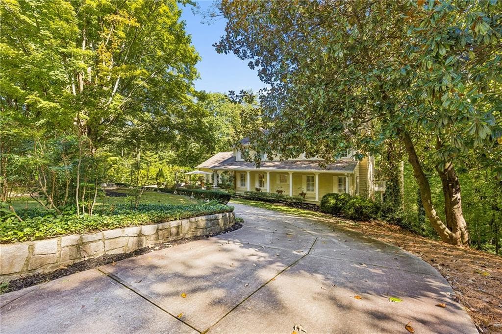 4 bedroom, 5 bathroom, 4,358 sq ft single family residence for sale at 5075 Jett Forest Trail, Sandy Springs, GA 30327 — photo 2