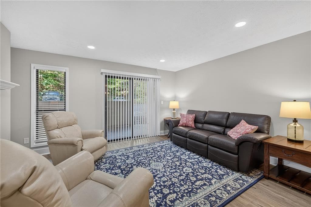 1 bedroom, 1 bathroom, 905 sq ft condominium for sale at 206 Wynnes Ridge Circle, Marietta, GA 30067 — photo 2