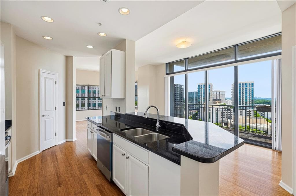 2 bedroom, 2 bathroom, 1,233 sq ft condominium for sale at 3040 Peachtree Road 1503, Atlanta, GA 30305 — photo 6