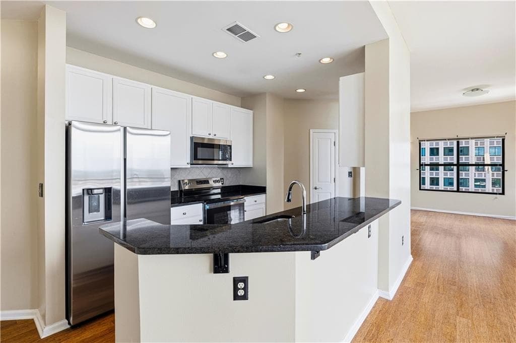 2 bedroom, 2 bathroom, 1,233 sq ft condominium for sale at 3040 Peachtree Road 1503, Atlanta, GA 30305 — photo 7