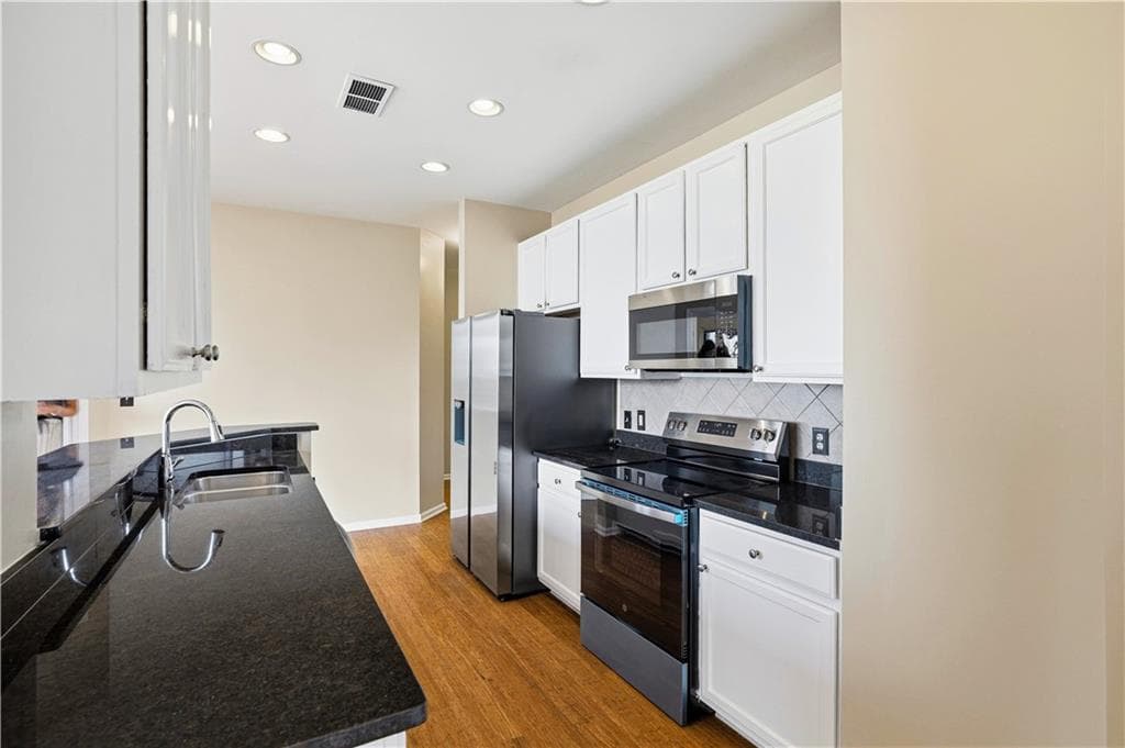 2 bedroom, 2 bathroom, 1,233 sq ft condominium for sale at 3040 Peachtree Road 1503, Atlanta, GA 30305 — photo 10