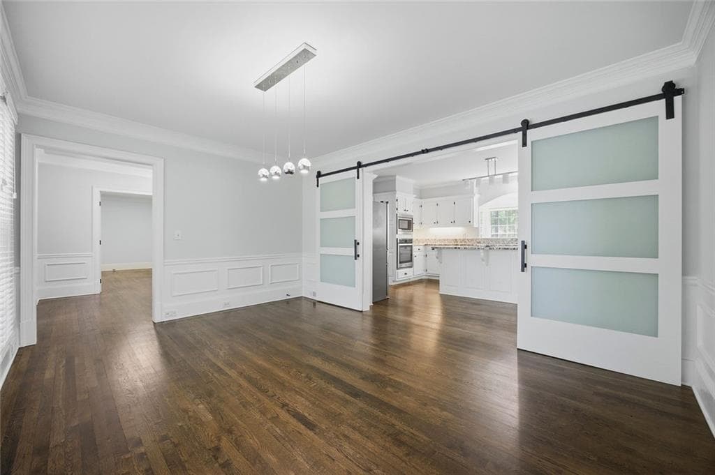 5 bedroom, 5 bathroom, 4,879 sq ft single family residence for sale at 7525 S Spalding Lake Drive, Sandy Springs, GA 30350 — photo 4