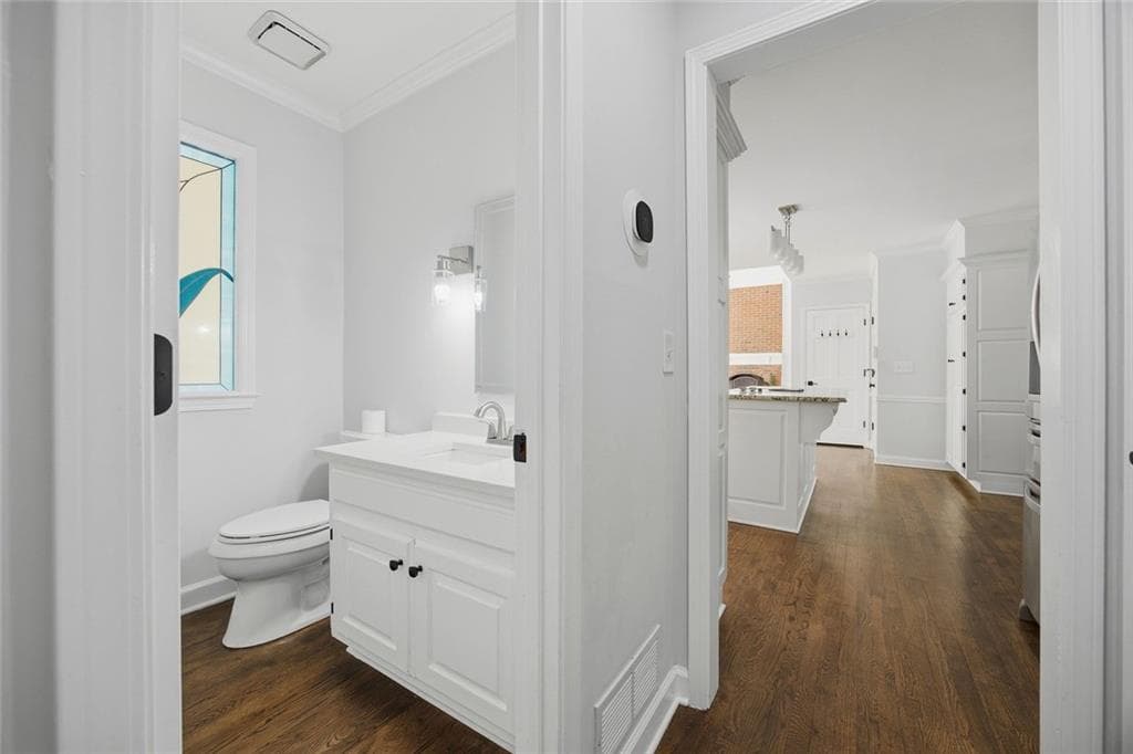 5 bedroom, 5 bathroom, 4,879 sq ft single family residence for sale at 7525 S Spalding Lake Drive, Sandy Springs, GA 30350 — photo 5