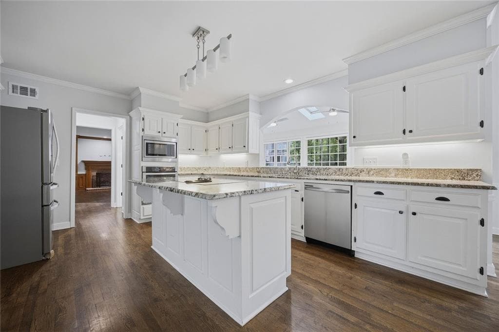 5 bedroom, 5 bathroom, 4,879 sq ft single family residence for sale at 7525 S Spalding Lake Drive, Sandy Springs, GA 30350 — photo 6