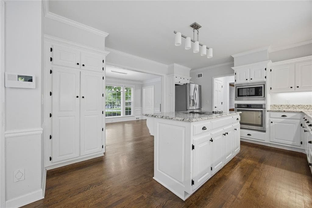 5 bedroom, 5 bathroom, 4,879 sq ft single family residence for sale at 7525 S Spalding Lake Drive, Sandy Springs, GA 30350 — photo 7