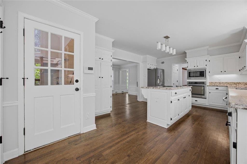 5 bedroom, 5 bathroom, 4,879 sq ft single family residence for sale at 7525 S Spalding Lake Drive, Sandy Springs, GA 30350 — photo 9