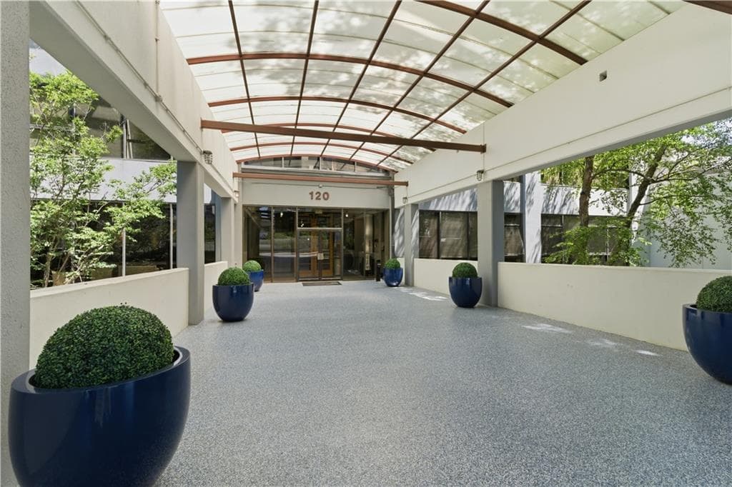 1 bedroom, 1 bathroom, 809 sq ft condominium for sale at 120 Ralph Mcgill Boulevard 911, Atlanta, GA 30308 — photo 3