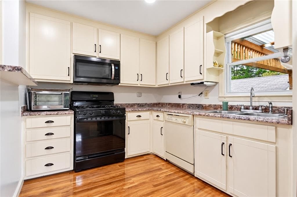 5 bedroom, 2 bathroom, 1,676 sq ft single family residence for sale at 1668 Woodsong Court, Grayson, GA 30017 — photo 5