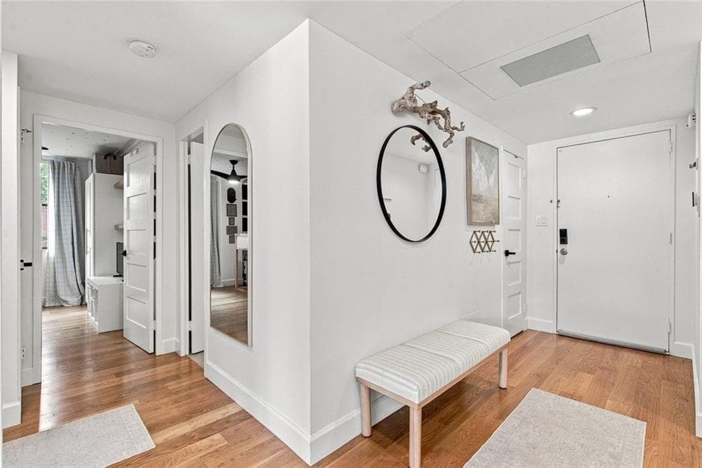 2 bedroom, 2 bathroom, 1,012 sq ft condominium for sale at 2965 Pharr Court South UNIT 416, Atlanta, GA 30305 — photo 3