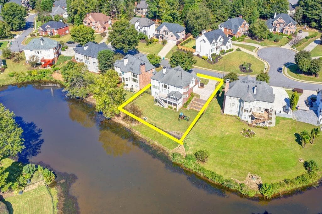 5 bedroom, 5 bathroom, 5,300 sq ft single family residence under contract at 400 Lake Manor Trace, Johns Creek, GA 30022 — photo 3