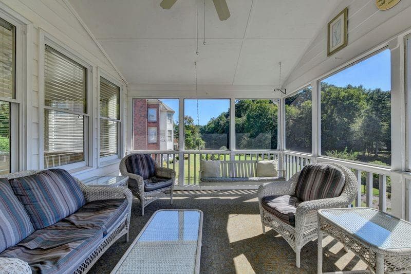 5 bedroom, 5 bathroom, 5,300 sq ft single family residence under contract at 400 Lake Manor Trace, Johns Creek, GA 30022 — photo 6