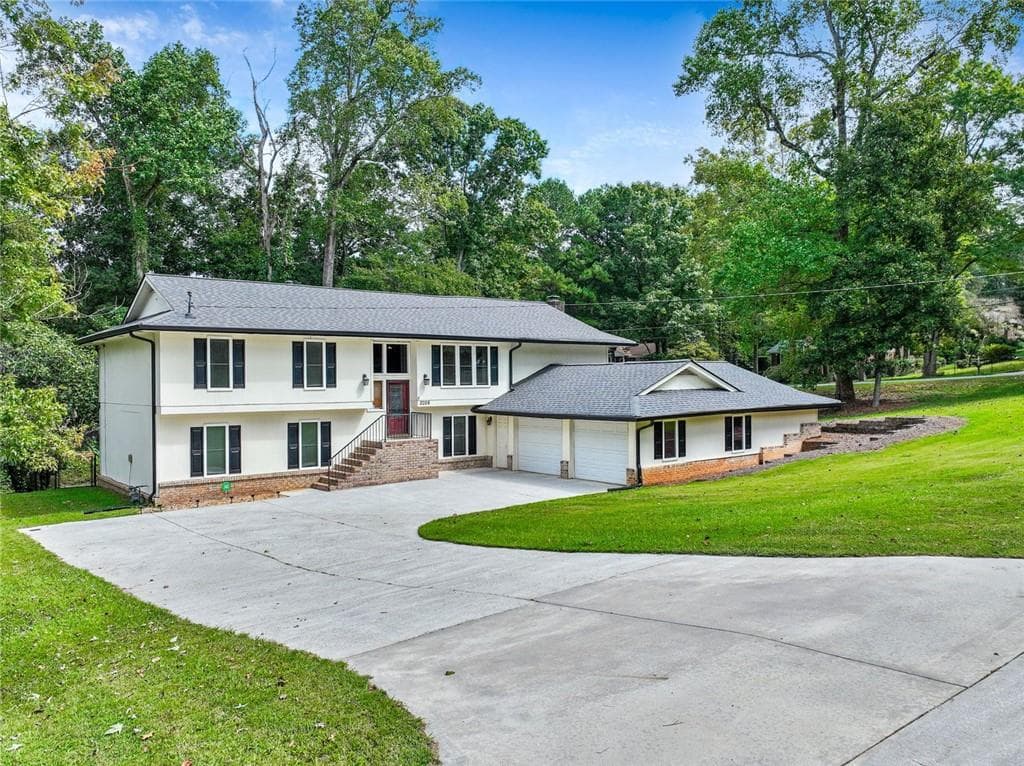 4 bedroom, 3 bathroom, 2,674 sq ft single family residence for sale at 2026 Crescent Drive, Snellville, GA 30078 — photo 2