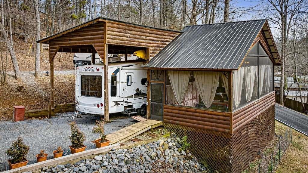 1 bedroom, 1 bathroom single family residence for sale at 18 Second Street, Ellijay, GA 30540 — photo 2