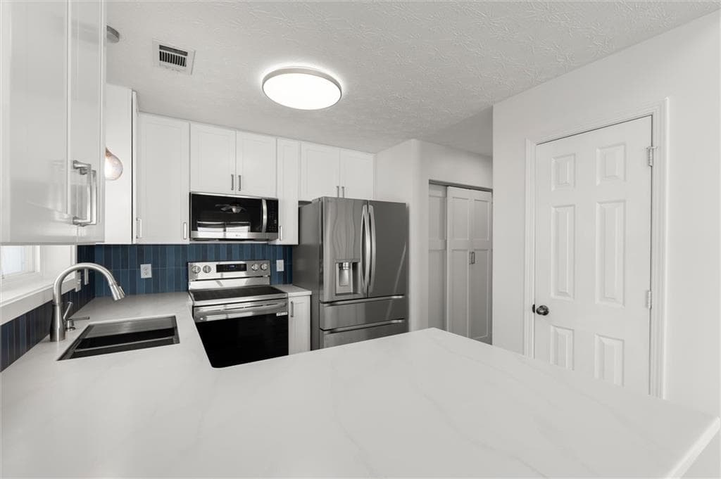 2 bedroom, 3 bathroom, 1,293 sq ft single family residence for sale at 325 Hiawassee Drive, Woodstock, GA 30188 — photo 8