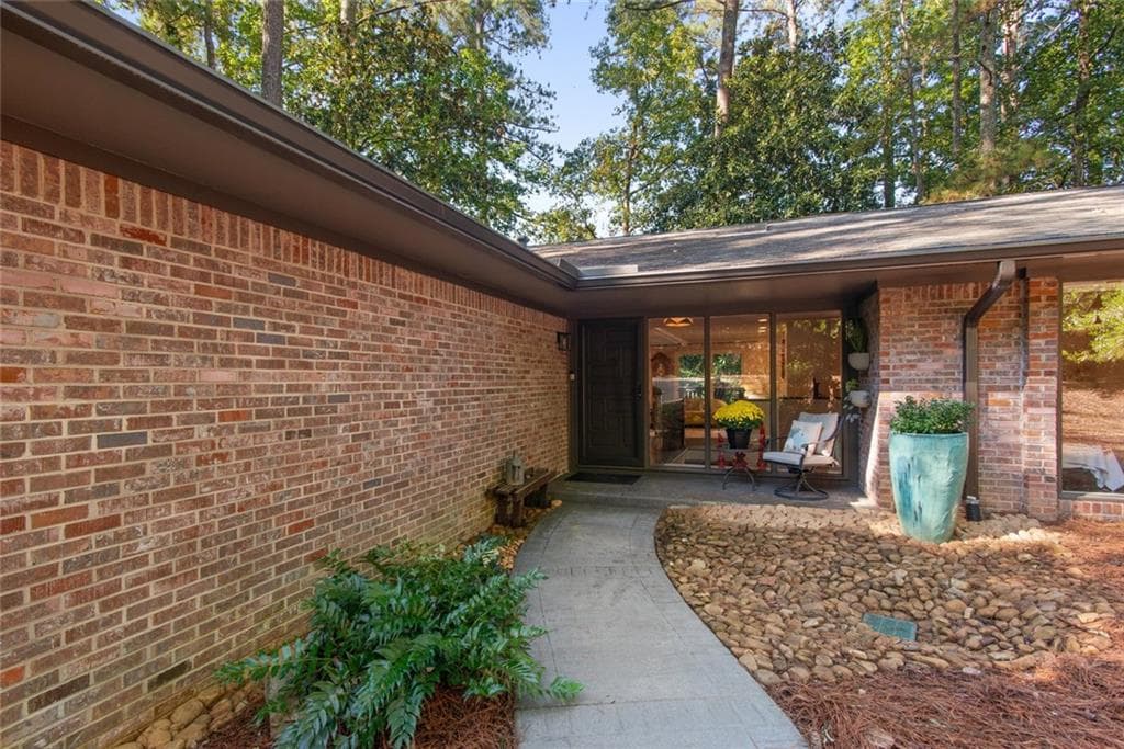 5 bedroom, 3 bathroom, 3,110 sq ft single family residence for sale at 9270 N Lake Drive, Roswell, GA 30076 — photo 2