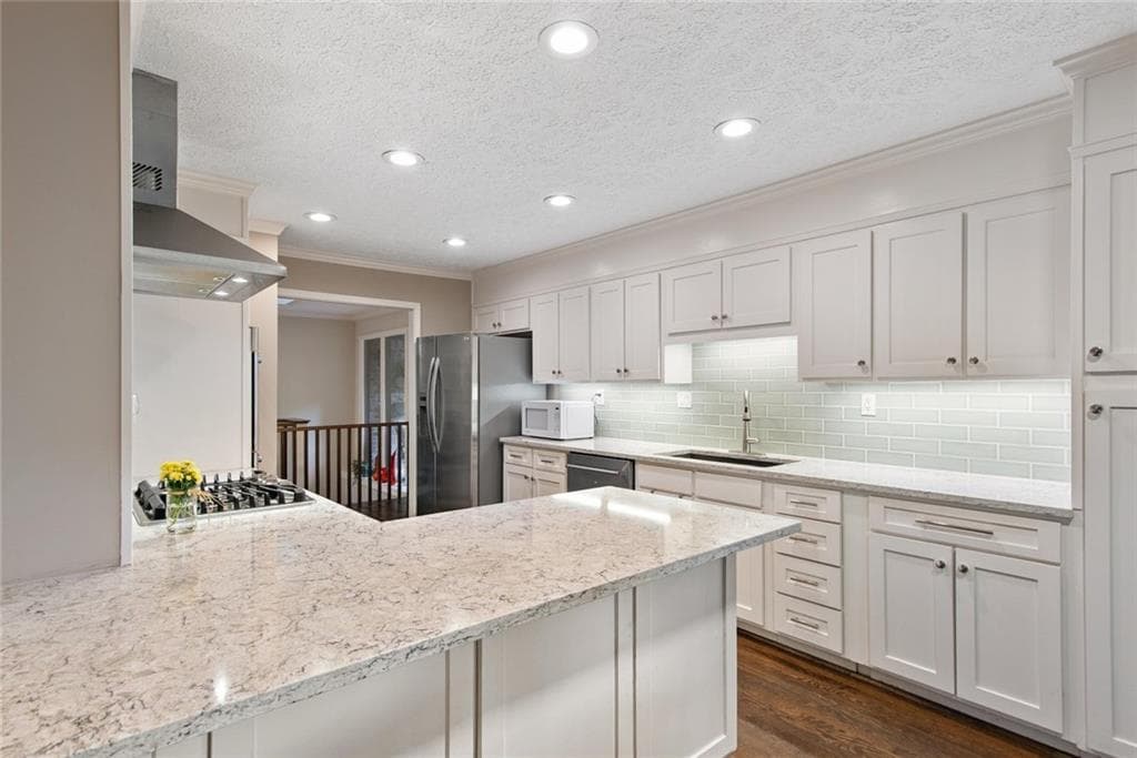5 bedroom, 3 bathroom, 3,110 sq ft single family residence for sale at 9270 N Lake Drive, Roswell, GA 30076 — photo 5