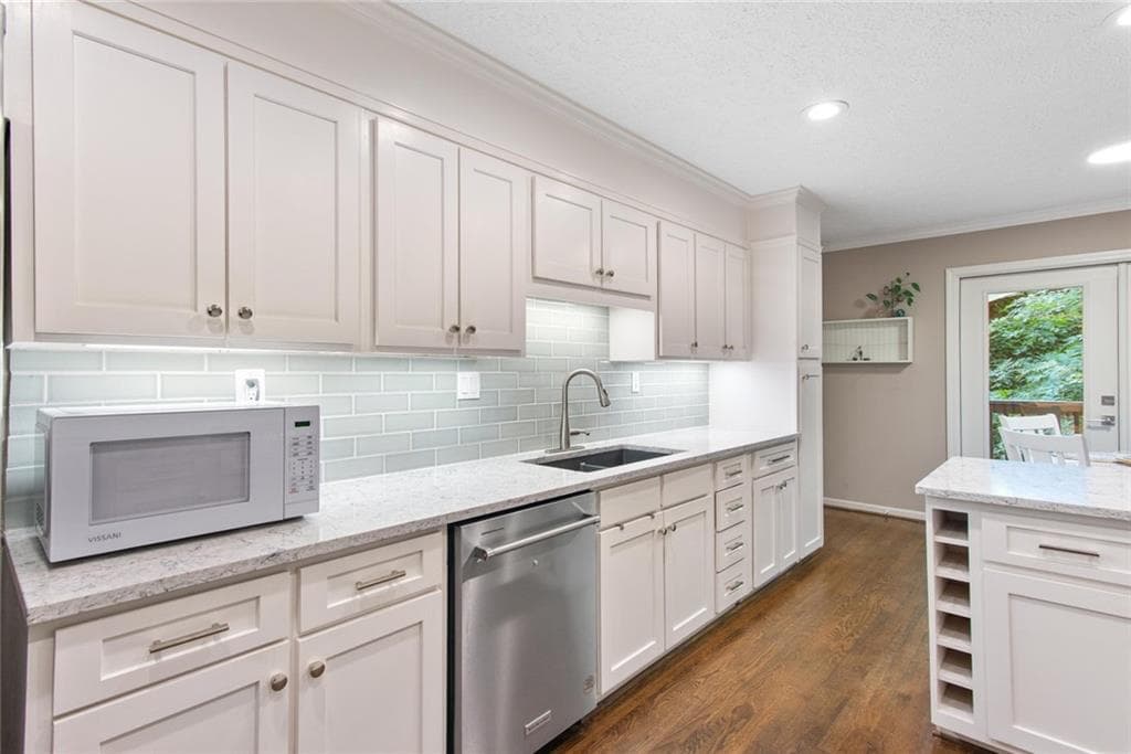 5 bedroom, 3 bathroom, 3,110 sq ft single family residence for sale at 9270 N Lake Drive, Roswell, GA 30076 — photo 7