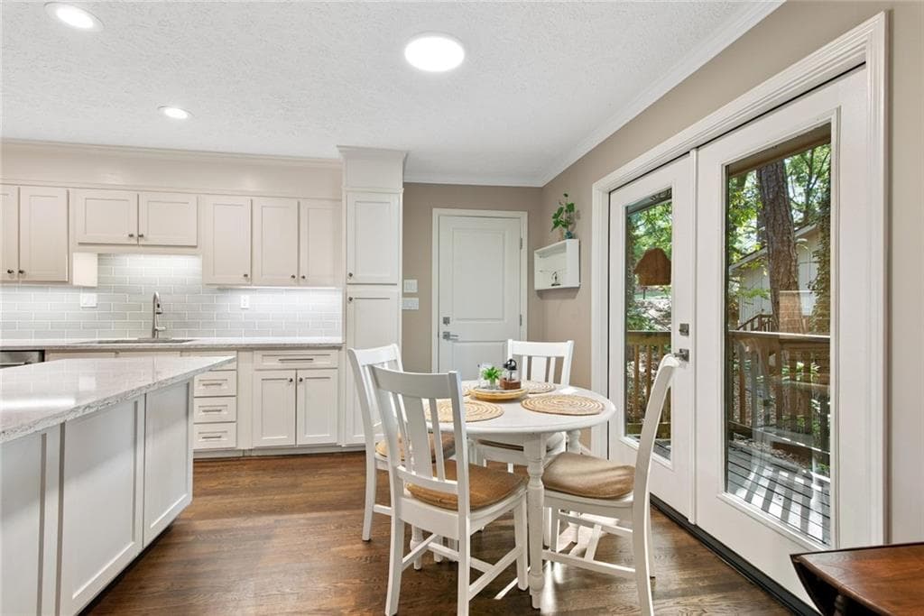 5 bedroom, 3 bathroom, 3,110 sq ft single family residence for sale at 9270 N Lake Drive, Roswell, GA 30076 — photo 9
