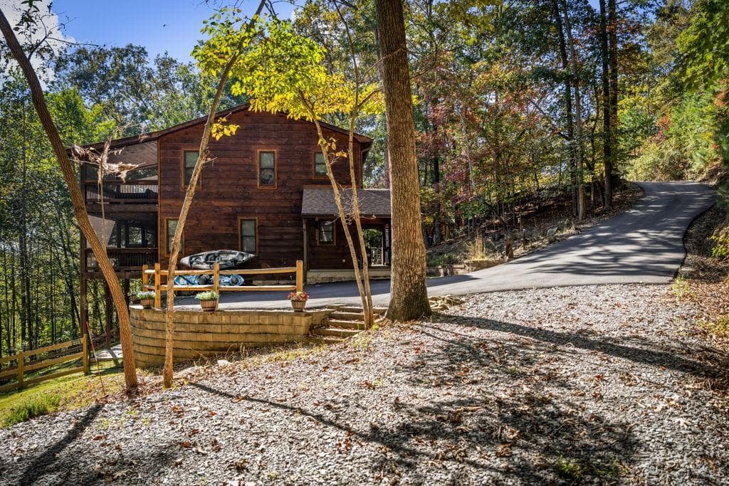 3 bedroom, 4 bathroom, 2,296 sq ft single family residence for sale at 111 Windy Valley Spur, Blue Ridge, GA 30513 — photo 5
