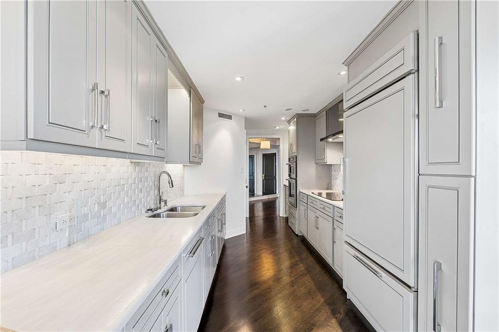 2 bedroom, 2 bathroom, 2,403 sq ft condominium for sale at 2660 Peachtree Road 25G, Atlanta, GA 30305 — photo 3