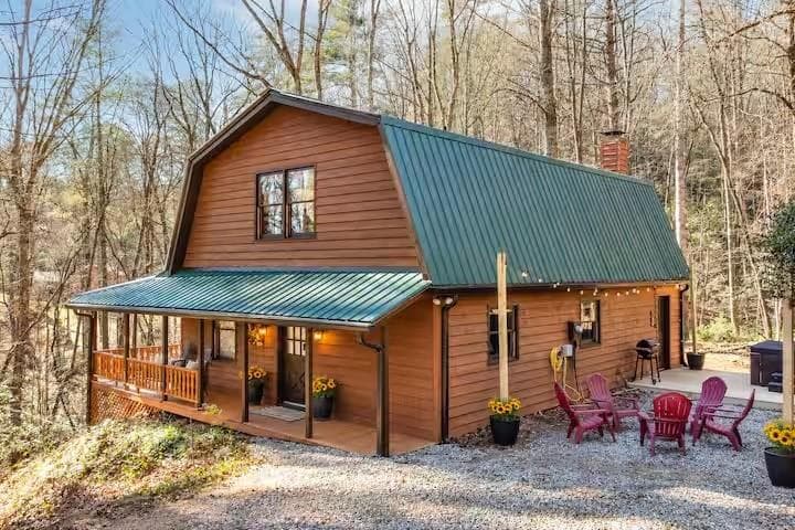 3 bedroom, 3 bathroom, 1,728 sq ft single family residence for sale at 40 Kaceys Lane, Helen, GA 30545