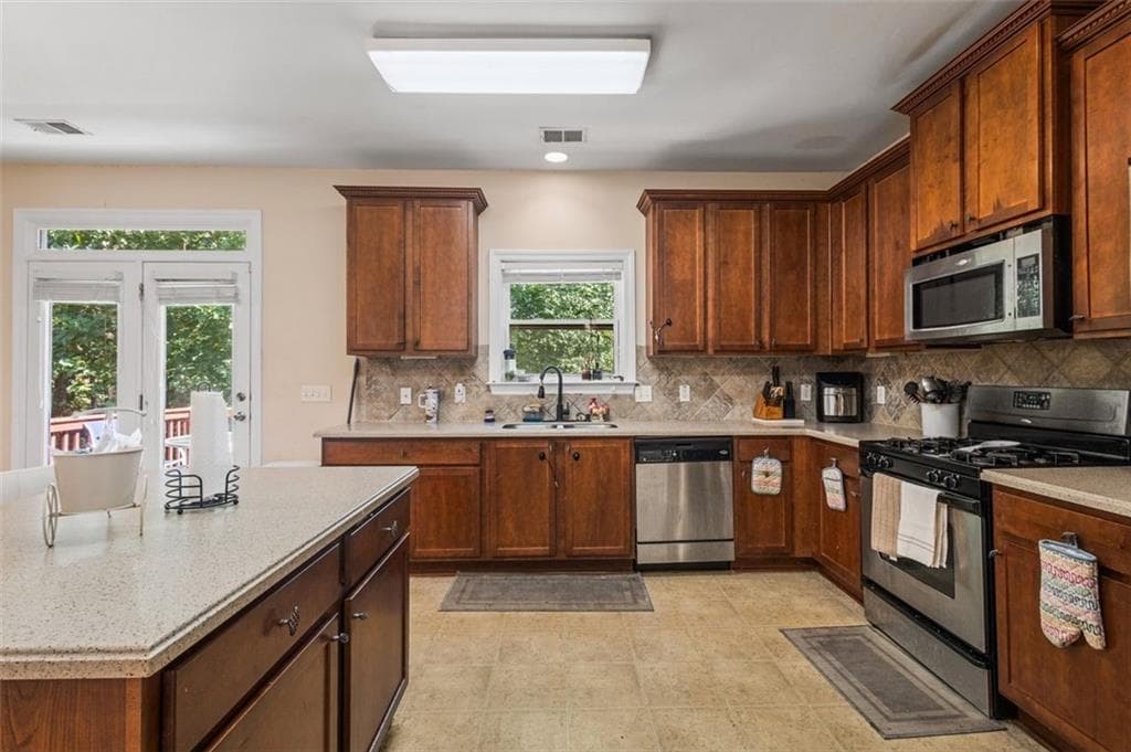 5 bedroom, 4 bathroom, 4,158 sq ft single family residence for sale at 1925 Avondale Court, Locust Grove, GA 30248 — photo 7