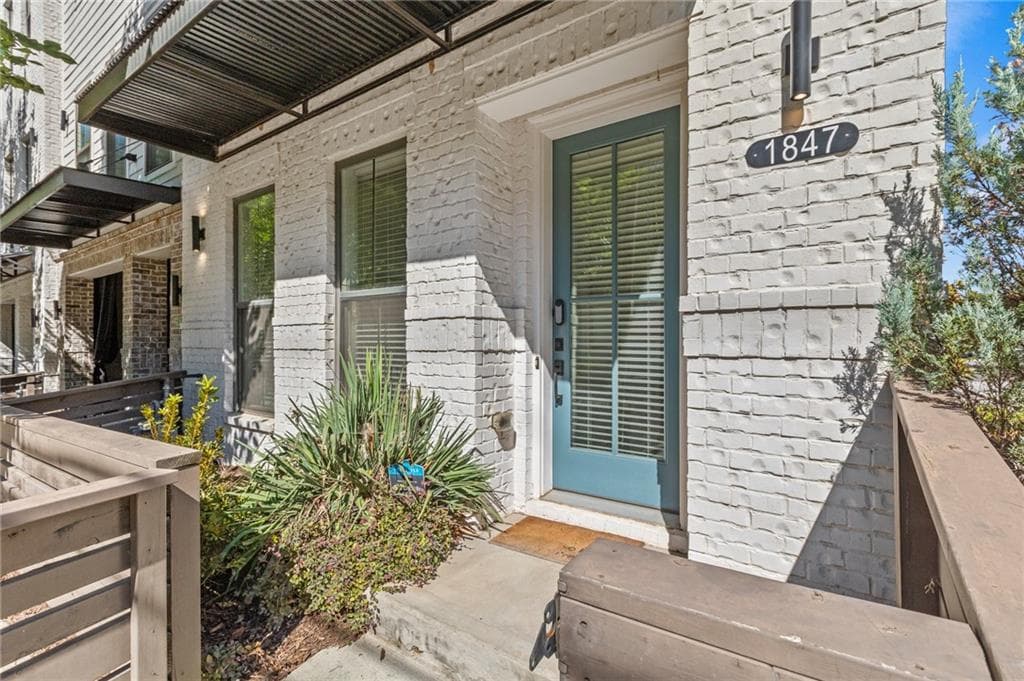 3 bedroom, 4 bathroom, 2,142 sq ft townhouse for sale at 1847 La Dawn Lane, Atlanta, GA 30318 — photo 2