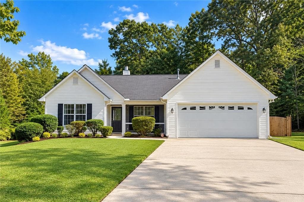3 bedroom, 2 bathroom, 1,300 sq ft single family residence for rent at 10636 Cherry Cove, Jonesboro, GA 30238 for $1,900 a month — photo 1 of 15