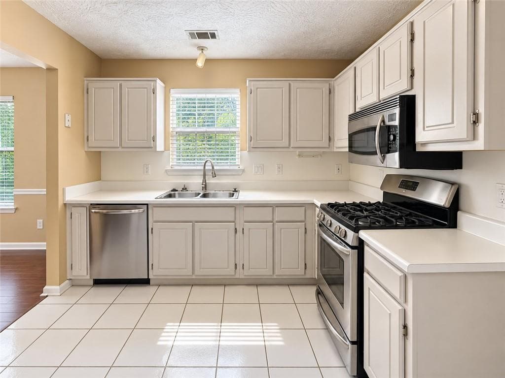 3 bedroom, 2 bathroom, 1,300 sq ft single family residence for rent at 10636 Cherry Cove, Jonesboro, GA 30238 for $1,900 a month — photo 4