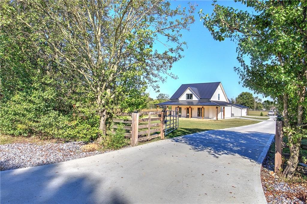 4 bedroom, 3 bathroom, 2,742 sq ft single family residence for sale at 554 Pendley Road, Calhoun, GA 30701 — photo 3