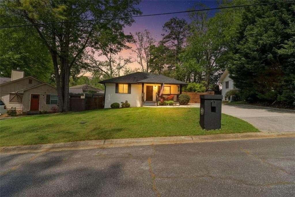 2 bedroom, 1 bathroom, 864 sq ft single family residence for sale at 823 Frances Drive, Smyrna, GA 30080 — photo 1 of 27