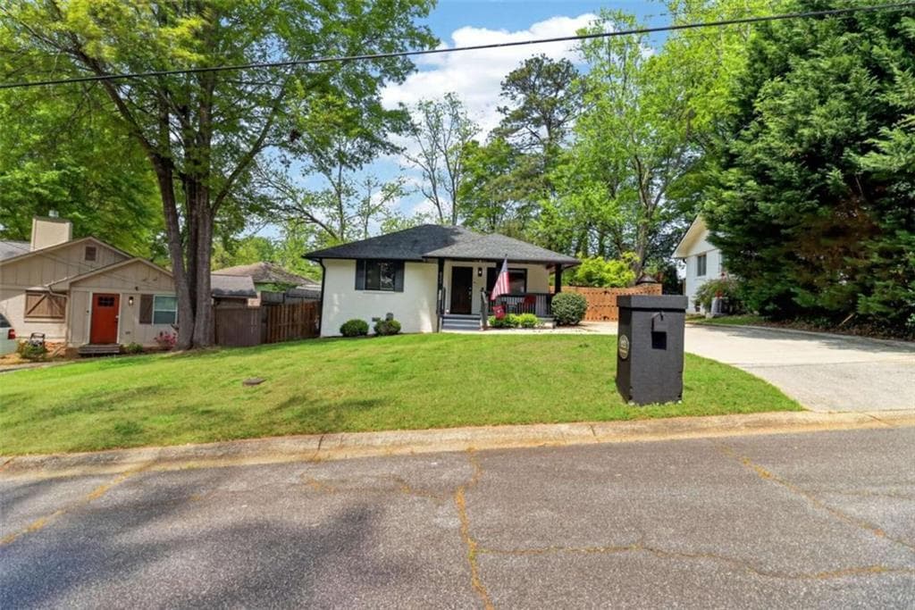 2 bedroom, 1 bathroom, 864 sq ft single family residence for sale at 823 Frances Drive, Smyrna, GA 30080 — photo 2