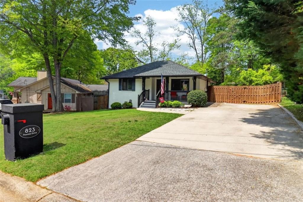 2 bedroom, 1 bathroom, 864 sq ft single family residence for sale at 823 Frances Drive, Smyrna, GA 30080 — photo 3