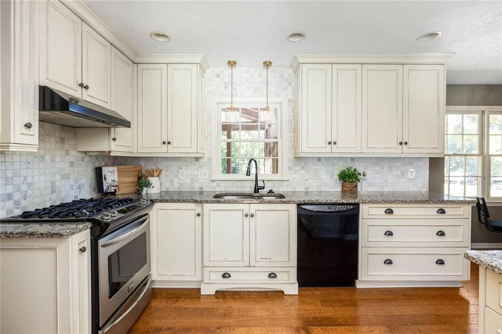 3 bedroom, 2 bathroom, 1,878 sq ft single family residence for sale at 5011 Stones Crossing Drive, Lilburn, GA 30047 — photo 4