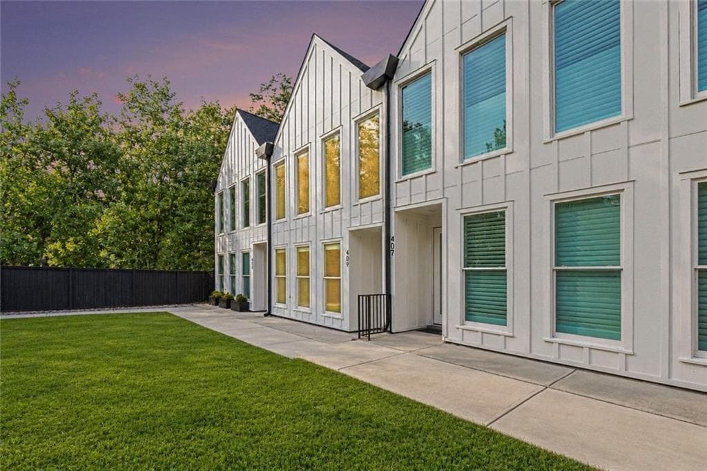 2 bedroom, 3 bathroom, 1,850 sq ft townhouse for rent at 409 Burgundy Way, Woodstock, GA 30188 for $3,500 a month — photo 2