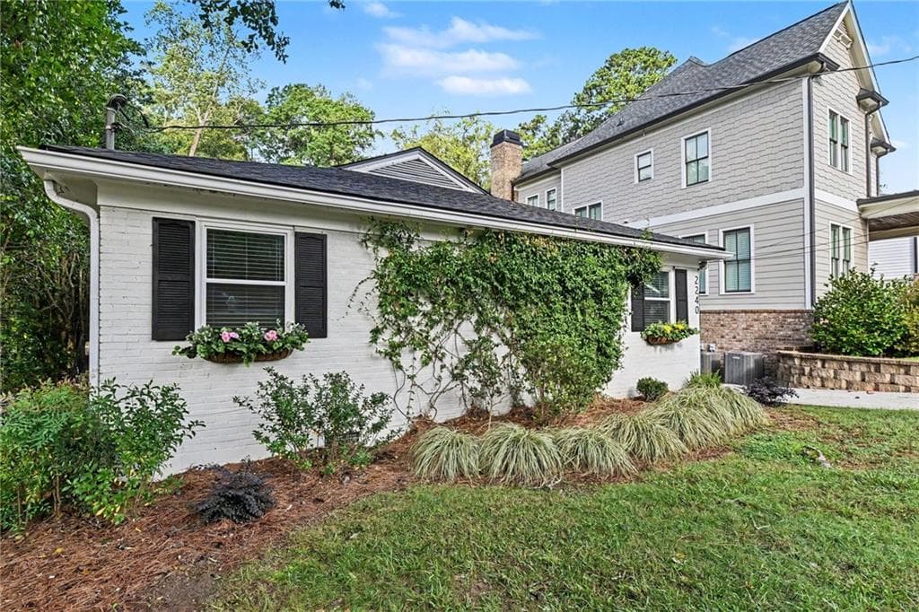 2 bedroom, 1 bathroom, 816 sq ft duplex for rent at 2240 Stephen Long Drive B, Atlanta, GA 30305 for $2,350 a month — photo 2