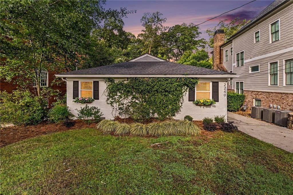 2 bedroom, 1 bathroom, 816 sq ft duplex for rent at 2240 Stephen Long Drive A, Atlanta, GA 30305 for $2,500 a month — photo 2