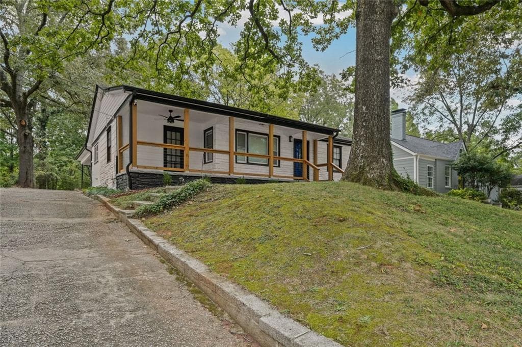 6 bedroom, 3 bathroom, 1,212 sq ft single family residence for sale at 1810 Sylvan Road, Atlanta, GA 30310 — photo 2