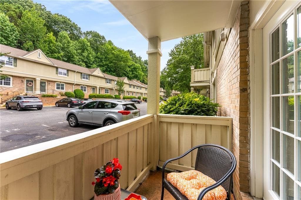 2 bedroom, 2 bathroom, 1,040 sq ft condominium for sale at 6900 Roswell Road #Q26, Atlanta, GA 30328 — photo 5