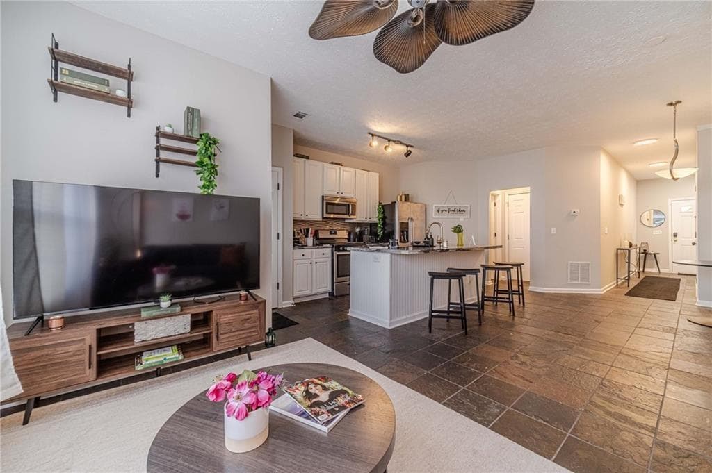 2 bedroom, 3 bathroom, 1,506 sq ft townhouse under contract at 6436 Portside Way, Flowery Branch, GA 30542 — photo 4