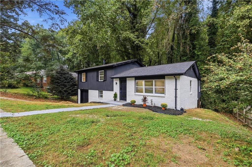 4 bedroom, 3 bathroom, 1,742 sq ft single family residence for sale at 316 Argus Circle, Atlanta, GA 30331 — photo 2