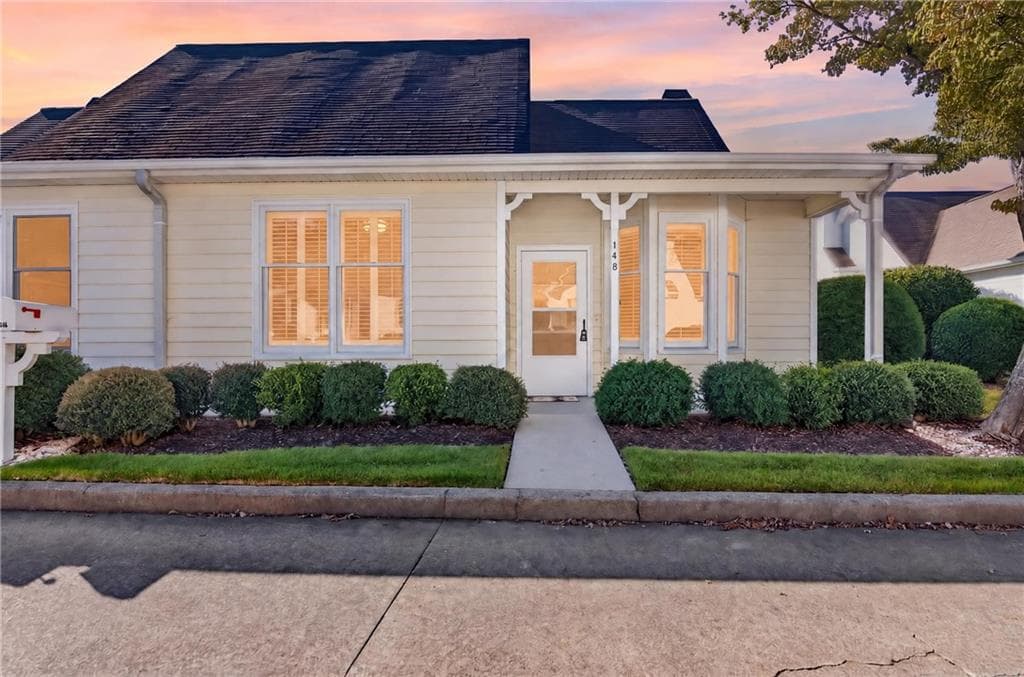 2 bedroom, 2 bathroom, 1,058 sq ft condominium for sale at 145 Victoria Way, Roswell, GA 30075 — photo 1 of 44
