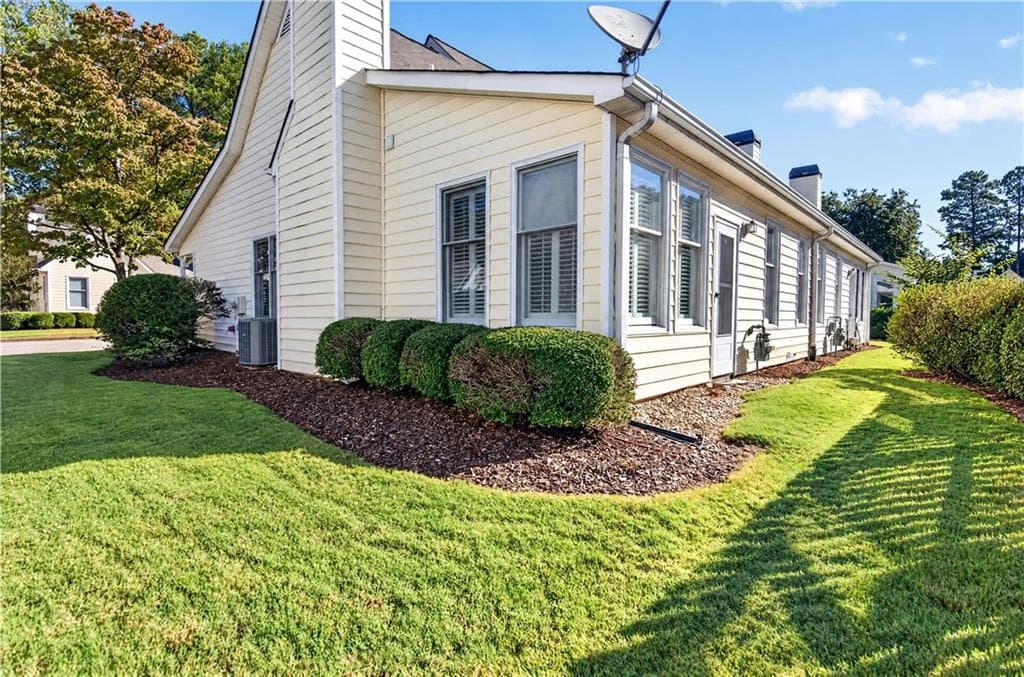 2 bedroom, 2 bathroom, 1,058 sq ft condominium for sale at 145 Victoria Way, Roswell, GA 30075 — photo 2