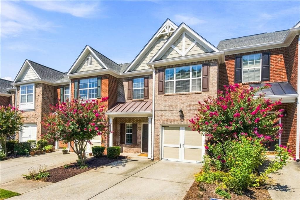 3 bedroom, 3 bathroom, 1,639 sq ft townhouse for rent at 9820 Alger Trace, Johns Creek, GA 30022 for $2,400 a month — photo 2