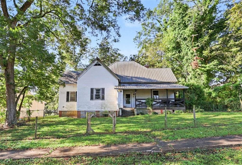 2 bedroom, 2 bathroom, 2,116 sq ft single family residence for sale at 95 Hood Street, Commerce, GA 30529