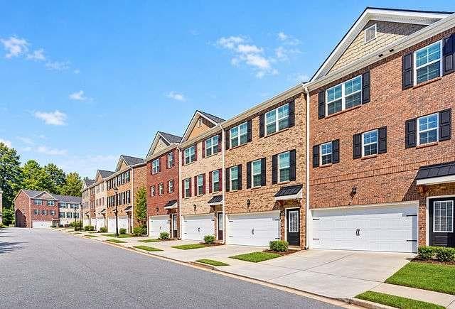4 bedroom, 4 bathroom, 2,400 sq ft townhouse for sale at 3025 Westpoint Circle, Snellville, GA 30078 — photo 2