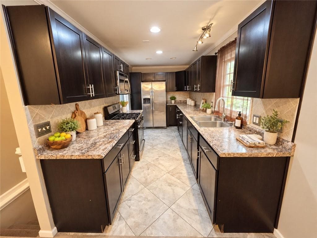 5 bedroom, 3 bathroom, 2,839 sq ft single family residence for sale at 3205 Flamingo Drive, East Point, GA 30344 — photo 9