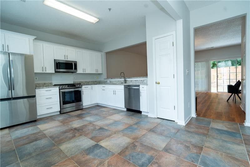 3 bedroom, 3 bathroom, 1,370 sq ft townhouse for sale at 2766 Ashleigh Lane, Alpharetta, GA 30004 — photo 4