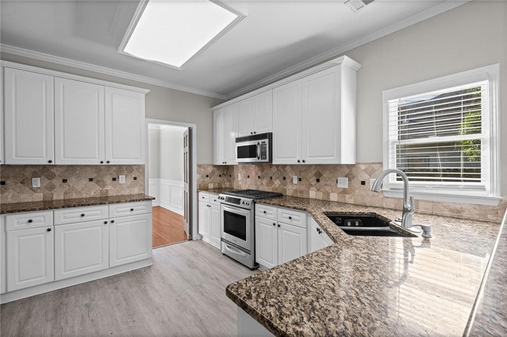 4 bedroom, 4 bathroom, 2,930 sq ft single family residence for sale at 310 Vickery Circle, Roswell, GA 30075 — photo 9